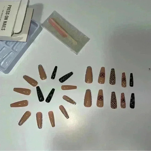 Beautiful Designer Reusable Press on nails - Picture 3 of 7